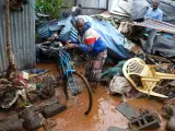 Un hombre intenta recuperar parte de sus posesiones tras las lluvias torrenciales en el barrio de Matare, situado en Nairobi.