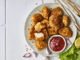 Nuggets de pollo en un plato con k&eacute;tchup.