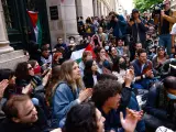 Paris (France), 29/04/2024.- Pro-Palestinian demonstrators gather outside the Sorbonne University, where they tried to set up a protest camp before being evacuated by police in Paris, France, 29 April 2024. More than 34,300 Palestinians and over 1,455 Israelis have been killed, according to the Palestinian Health Ministry and the Israel Defense Forces (IDF), since Hamas militants launched an attack against Israel from the Gaza Strip on 07 October 2023, and the Israeli operations in Gaza and the West Bank which followed it. (Protestas, Francia) EFE/EPA/MOHAMMED BADRA FRANCE PROTEST ISRAEL GAZA CONFLICT