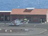 El helicóptero de Salvamento Marítimo, Helimer 206 traslada al aeropuerto de Los Cangrejos en El Hierro a los nueve supervivientes de un cayuco que volcó hace dos días con 60 personas a bordo.