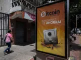 Cartel publicitario que promociona la moneda virtual Bitcoin en una calle de Caracas.