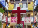 Celebración de las Cruces de Granada en un patio de la ciudad.