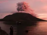 El volcán Ruang entró en erupción en Sitaro, Sulawesi del Norte, el 19 de abril de 2024-