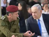 Imagen de archivo del jefe del Estado Mayor de Israel, Herzi Halevi, junto al primer ministro israel&iacute;, Benjamin Netanyahu.