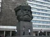 J&oacute;venes &quot;skaters&quot; junto al Monumento a Karl Marx en la ciudad de Chemnitz.