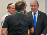 Netanyahu durante una reunión con familiares de secuestrados del ataque del 7 de octubre en Jerusalén.