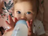 Un bebé toma biberón, en una imagen de archivo.