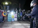 Agentes de la Policía de Los Ángeles frente a manifestantes propalestinos del campus de la UCLA.