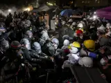 Agentes de Policía confrontados con los manifestantes del campamento propalestino en la UCLA.