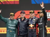 Fernando Alonso, Adrian Newey, Max Verstappen y Lewis Hamilton en el podio del GP de Canadá 2023.
