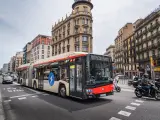 Un bus de TMB circulando por el centro de Barcelona.