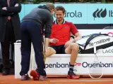 Daniil Medvedev, atendido por el médico durante el partido de cuartos del Mutua Madrid Open ante Lehecka.