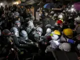 Decenas de manifestantes propalestinos detenidos tras irrumpir la policía en el campamento de la UCLA