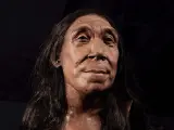 El cráneo reconstruido de una mujer neandertal de hace 75.000 años.