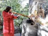 La presidenta de la Comunidad de Madrid, Isabel D&iacute;az Ayuso, procede al encendido de la llama votiva en honor a los H&eacute;roes del Dos de Mayo, ubicada en la entrada al cementerio de la Florida.