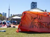 Estudiantes descansan en la acampada propalestina establecida este jueves en la Universidad de Toronto.