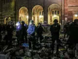 La Policía se enfrenta a los manifestantes pro palestinos en el campus de la Universidad de California en Los Ángeles (UCLA).