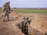 Militares daneses entrenan a reclutas ucranianos.