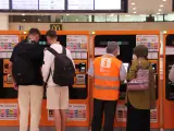 Varias personas en las máquinas de autoventa de Rodalies en la estación de Sants.