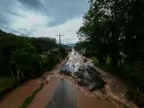Vista aérea de una carretera inundada tras las fuertes lluvias en la ciudad de Encantado, Rio Grande do Sul, Brasil, el 30 de abril de 2024.