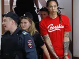La jugadora de baloncesto estadounidense Brittney Griner ha desvelado las condiciones a las que se tuvo que enfrentar en la cárcel rusa en la que ingresó tras ser arrestada por posesión de drogas.