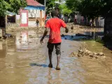 Un residente camina por el barro de la ciudad tras las inundaciones en la comuna de Leogane, en 2023.