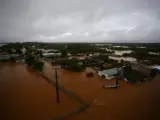 Fotografía aérea de una vasta zona inundada por las lluvias este viernes, en Porto Alegre (Brasil).