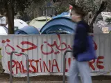 Medio centenar de personas ha secundado la primera jornada de la acampada universitaria indefinida en solidaridad con Palestina en la Facultad de Filosofía de la Universidad de Valencia.