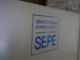 Un logo del SEPE visto en una oficina de empleo del SEPE de Madrid.