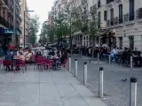 Varias personas en la terraza de un bar, a 7 de abril de 2024, en Madrid (España).