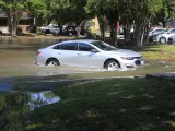 Un coche en medio de una carretera inundada en Estados Unidos