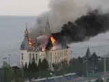 Un edificio de la Academia de Derecho de Odessa en llamas tras un ataque con misiles rusos en Odessa.