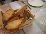 Cesta con pan en un restaurante.