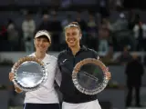 Bucsa y Sorribes posan con el título de campeonas del Mutua Madrid Open... ¿lo harán con la medalla en los Juegos de París?