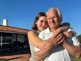 Alba Díaz abraza a su abuelo Manuel Benítez 'El Cordobés'.