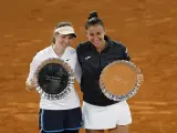 Cristina Bucsa y Sara Sorribes celebran la conquista del Mutua Madrid Open.
