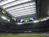 MADRID, 04/05/2024.- Vista del techo cubierto al finalizar el partido de la jornada 34 de la Liga EA Sports que disputan Real Madrid y Cádiz en el estadio Santiago Bernabéu en Madrid. EFE/Rodrigo Jiménez