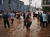 Varios residentes de un barrio inundado por las fuertes lluvias en el estado de Rio Grande del Sur, Brasil.