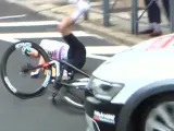 Pogacar se cae en el Giro por culpa de un pinchazo en la rueda delantera de su bicicleta.