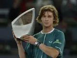 Rublev levanta el título de campeón del Mutua Madrid Open.