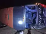 El autobús tras el accidente que ha dejado al menos seis fallecidos.