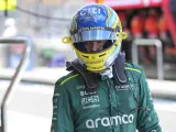 El piloto español de Aston Martin, Fernando Alonso, abandona la zona de boxes tras una sesión de entrenamientos previa a la carrera de Fórmula Uno del Gran Premio de Miami en el Autódromo Internacional de Miami.