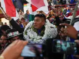 Simpatizantes levantan a Grover García, centro, tras ser elegido como nuevo líder del Movimiento al Socialismo (MAS) durante una convención partidaria organizada por el bloque alineado con el presidente Luis Arce en El Alto, Bolivia, el domingo 5 de mayo de 2024.