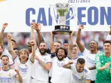 El Real Madrid levanta el trofeo de Liga.
