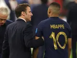 Emmanuel Macron y Kylian Mbappé, tras la final del Mundial de Qatar.