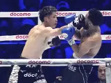 Naoya Inoue golpea a Luis Nery durante su pelea por el cinturón del peso supergallo.