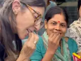 Paz Padilla comiendo pipas en un tren en India
