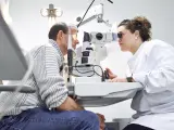 Una oftalmóloga revisa la vista de un paciente.