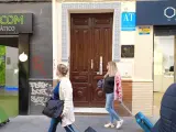 Dos turistas pasan por delante de un apartamento turístico en el centro de Sevilla.