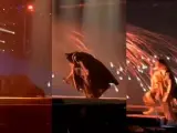 Alyona Alyona, representante de Ucrania en Eurovisión, cayendo sobre el escenario en un ensayo.